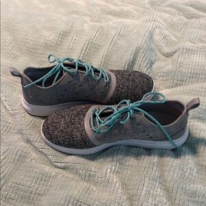 EUC UA 257 casual sneaker